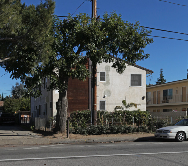 6950 Hazeltine Ave in Van Nuys, CA - Building Photo - Building Photo