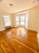381 Harvard St, Unit 1 in Cambridge, MA - Foto de edificio - Building Photo
