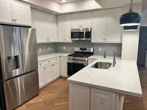 927 Deep Valley Dr in Rolling Hills Estates, CA - Building Photo - Building Photo