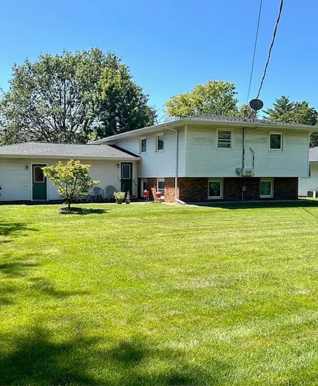 706 E Colorado Ave, Unit B in Urbana, IL - Foto de edificio - Building Photo