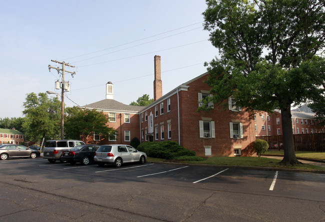 Glenayr Apartments in Arlington, VA - Building Photo - Building Photo