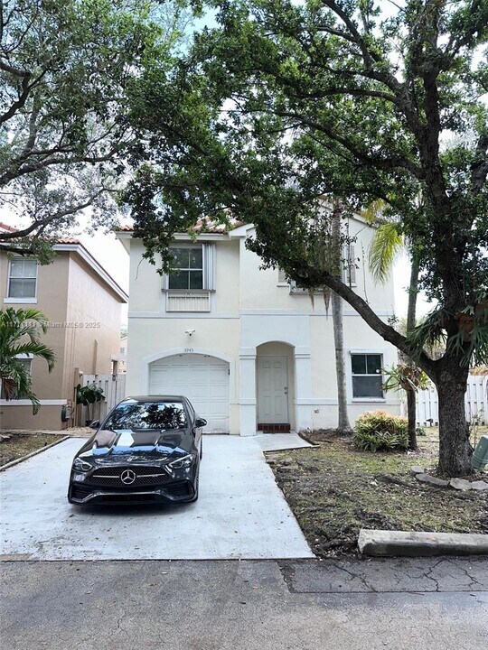 3945 Fern Forest Rd in Hollywood, FL - Building Photo