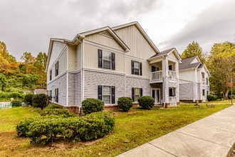 585 Franklin Grove Church Rd in Bryson City, NC - Foto de edificio - Building Photo