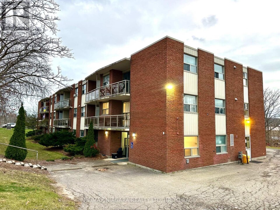 7-107 Riverview Blvd in St Catharines, ON - Building Photo