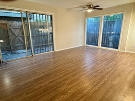 909 Silber Rd, Unit 27 in Houston, TX - Building Photo