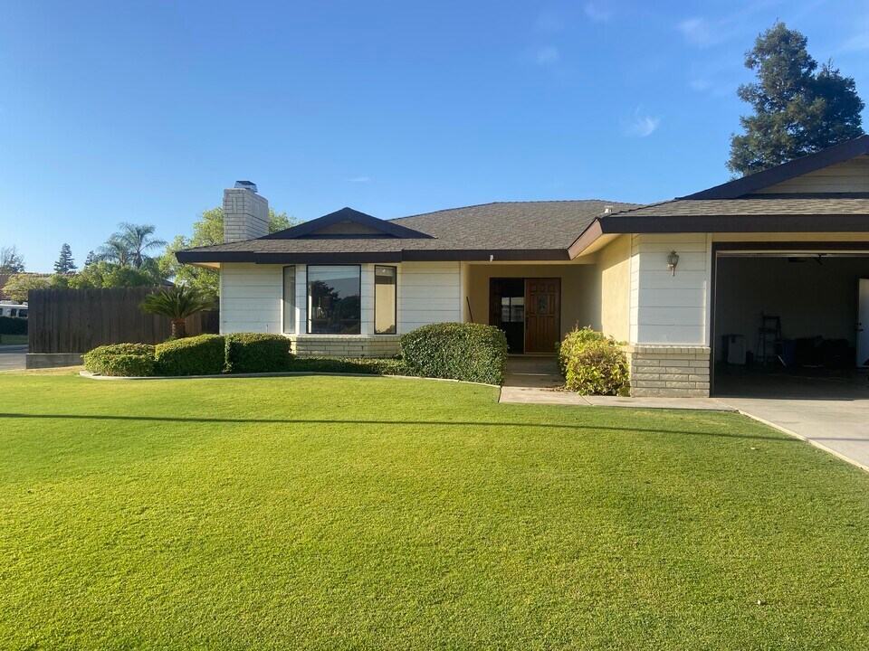 6017 Amber Oaks Ave in Bakersfield, CA - Building Photo