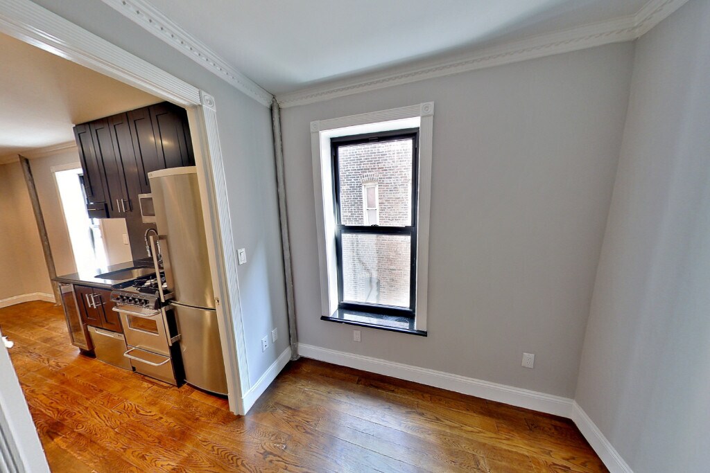 314 E 106th St in New York, NY - Building Photo