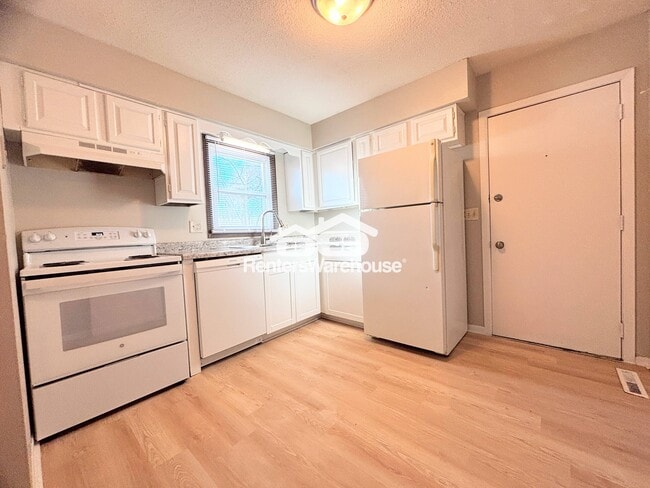 922 E Railroad Ave in Des Moines, IA - Building Photo - Building Photo