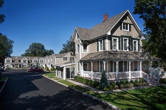 Fairfield Townhouses At Amityville Village in Amityville, NY - Building Photo - Building Photo