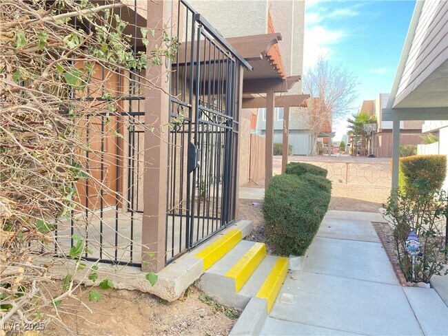 property at 3503 Villa Knolls S Dr