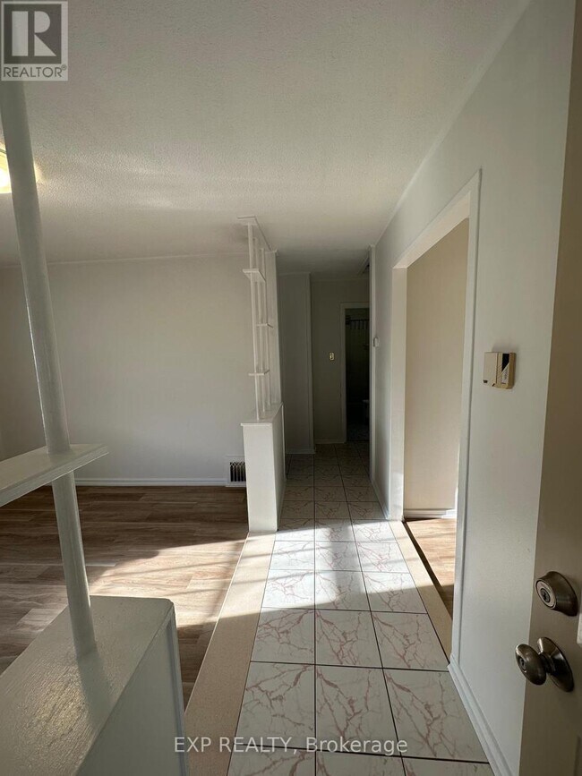 954 Fisher Ave in Ottawa, ON - Building Photo - Building Photo