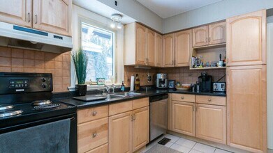 Charming 2+ DEN Whole Home Rental in Old in London, ON - Building Photo - Building Photo