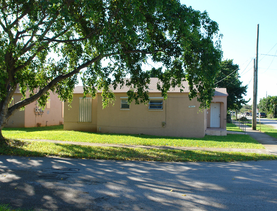 376 NW 81st St in Miami, FL - Foto de edificio