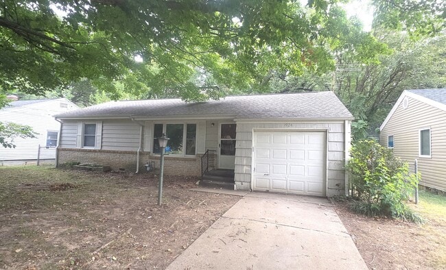 property at 1924 S Robberson Ave