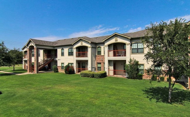 Bradford Place Apartments in Commerce, TX - Building Photo - Building Photo