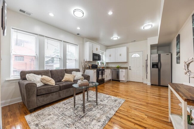 property at 3849 W Ainslie St