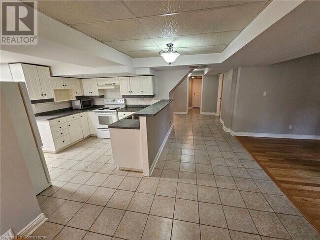 2173 Charnwood Dr in Burlington, ON - Building Photo - Building Photo