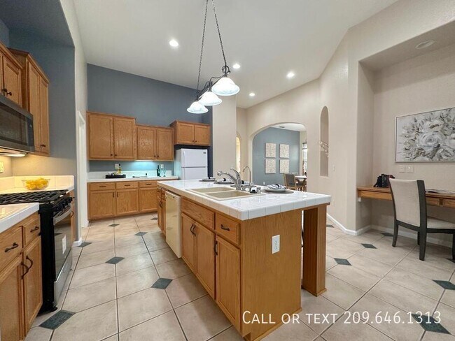 2555 Crestmore Cir in Stockton, CA - Building Photo - Building Photo
