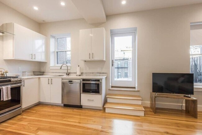 666 Massachusetts Ave, Unit 3 in Boston, MA - Building Photo - Building Photo