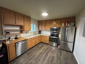 946 Hutchinson Dr in Colorado Springs, CO - Building Photo - Building Photo