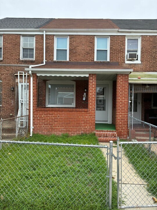 323 Pine St in Dundalk, MD - Building Photo