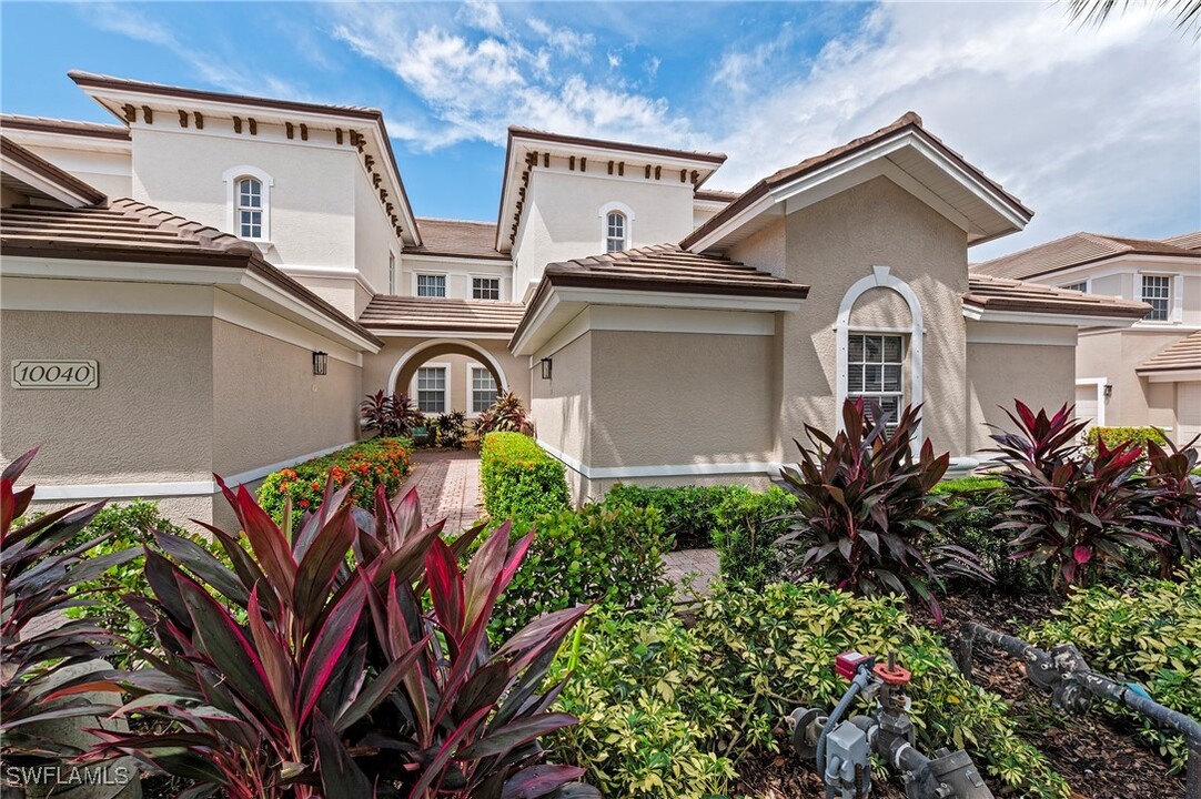 10040 Valiant Ct in Miromar Lakes, FL - Foto de edificio