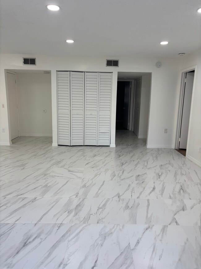 4455 38th Ter N, Unit B4 in St. Petersburg, FL - Foto de edificio - Building Photo
