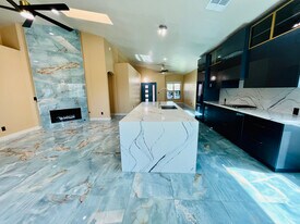 8709 E Gail Rd in Scottsdale, AZ - Building Photo