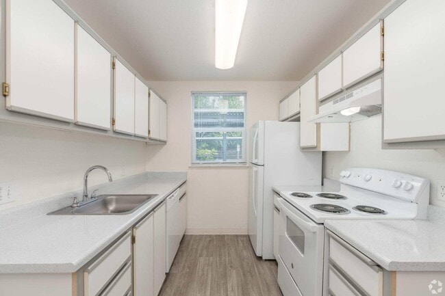 Hampton Park Apartments in Tigard, OR - Building Photo - Building Photo