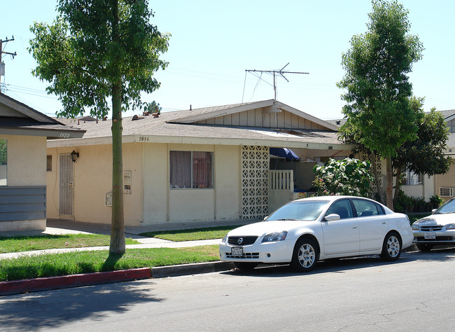 1914 E Grove Ave in Orange, CA - Foto de edificio - Building Photo