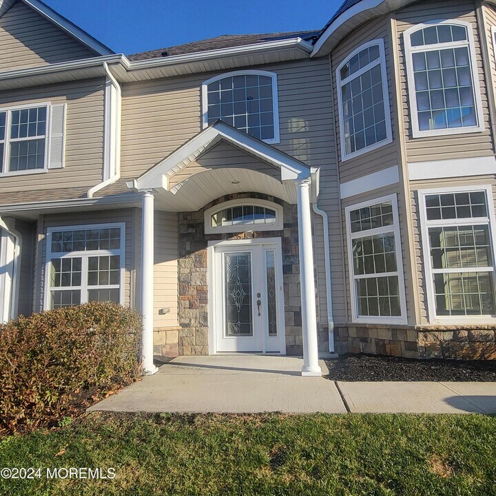 35 Abbey Rd in Tinton Falls, NJ - Foto de edificio