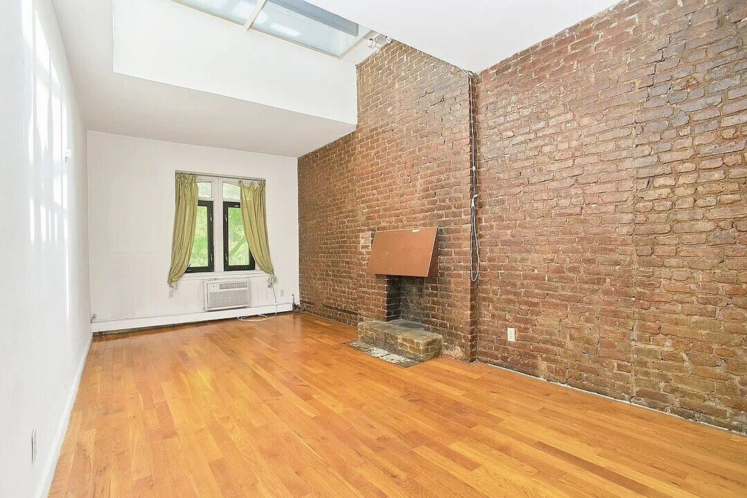 106 E 30th St in New York, NY - Building Photo