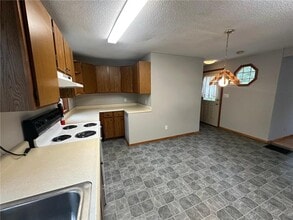 18 Cedar St SE in New London, MN - Building Photo - Building Photo