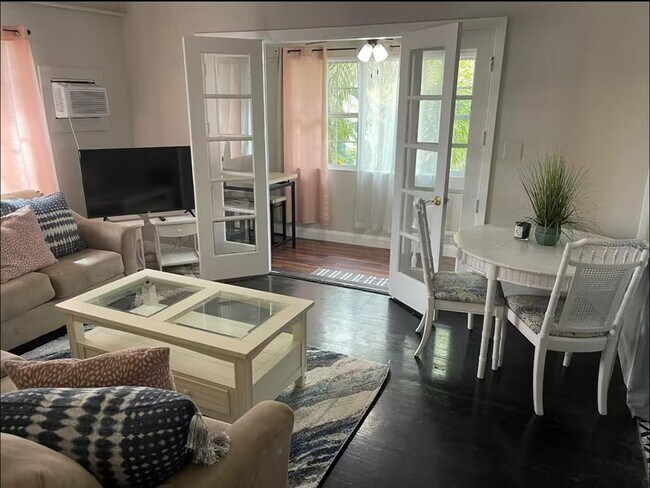527 8th St N in St. Petersburg, FL - Building Photo - Building Photo