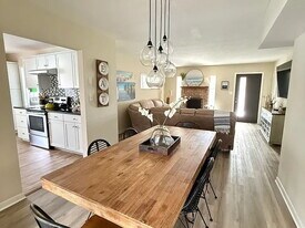 205 Driftwood Dr W in Palm Harbor, FL - Building Photo