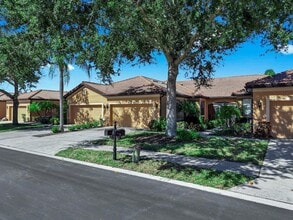 313 Seneca Falls Dr in Apollo Beach, FL - Foto de edificio - Building Photo