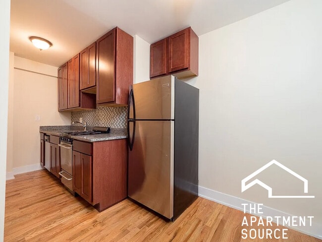 631 W Barry Ave, Unit 204 in Chicago, IL - Foto de edificio - Building Photo