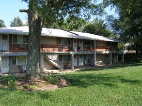 Woodridge Manor Apartments in High Ridge, MO - Foto de edificio - Building Photo