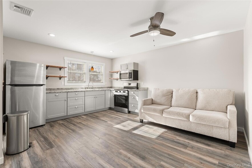 341 Main St in Islip, NY - Building Photo