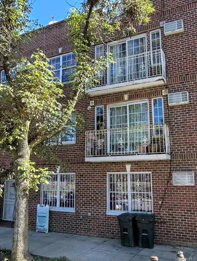 property at 629 Oak Tree Pl