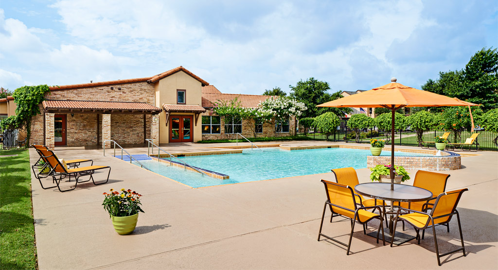 Courtyards at Kirnwood Apartment Homes in Desoto, TX - Building Photo