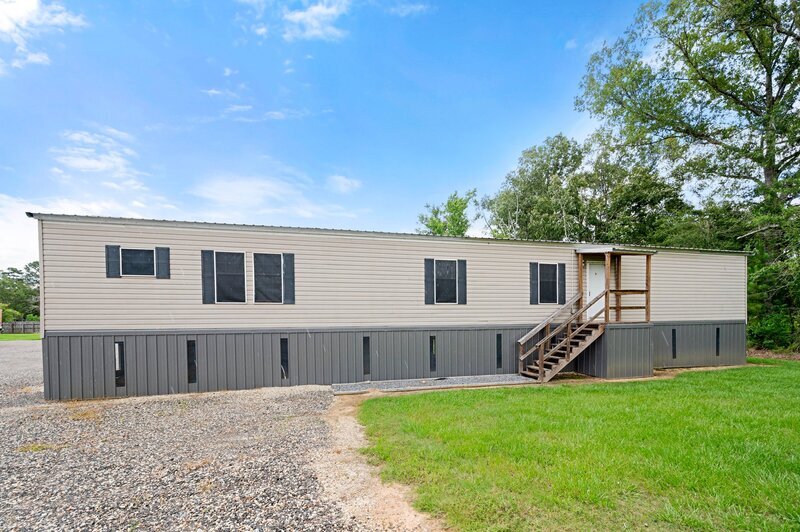 31687 N Corbin Rd in Walker, LA - Foto de edificio