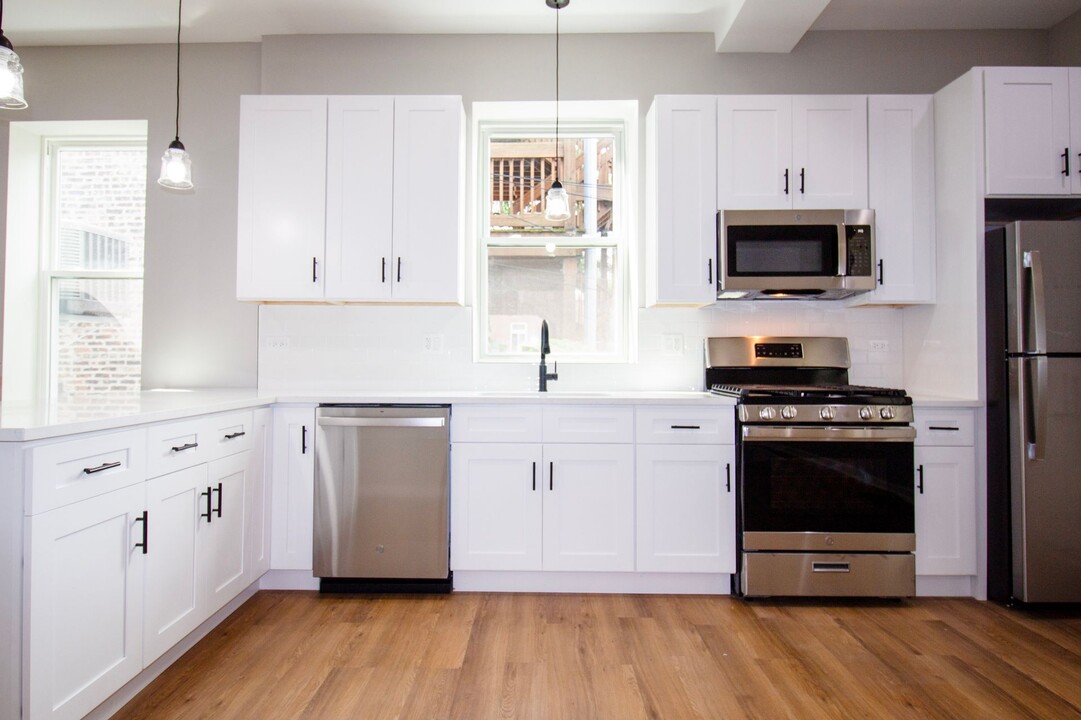 838 S Miller St in Chicago, IL - Building Photo