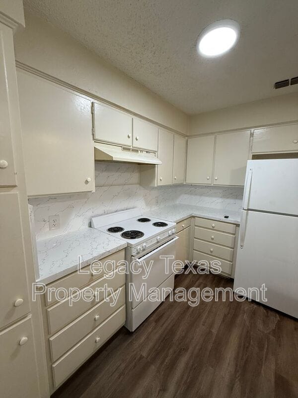 property at 1118 N Nolan River Rd