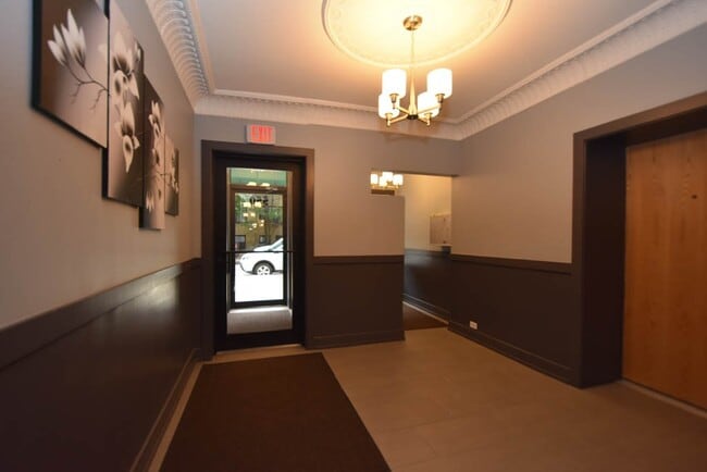 555 W Arlington Pl in Chicago, IL - Foto de edificio - Building Photo