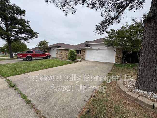 3646 Country Club Dr W in Irving, TX - Foto de edificio - Building Photo