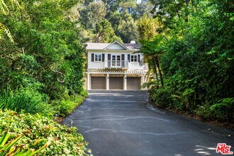 10521 Rocca Pl in Los Angeles, CA - Building Photo - Building Photo