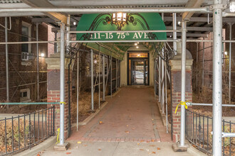 Essex House in Forest Hills, NY - Foto de edificio - Building Photo