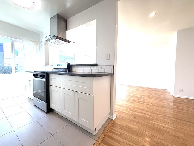 2001 Preuss Rd, Unit 2009 10Z in Los Angeles, CA - Building Photo - Building Photo