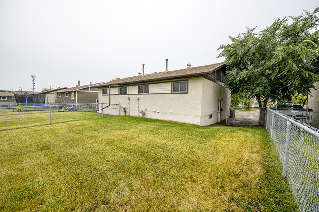 9310-93108 108 Ave in Grande Prairie, AB - Building Photo - Building Photo